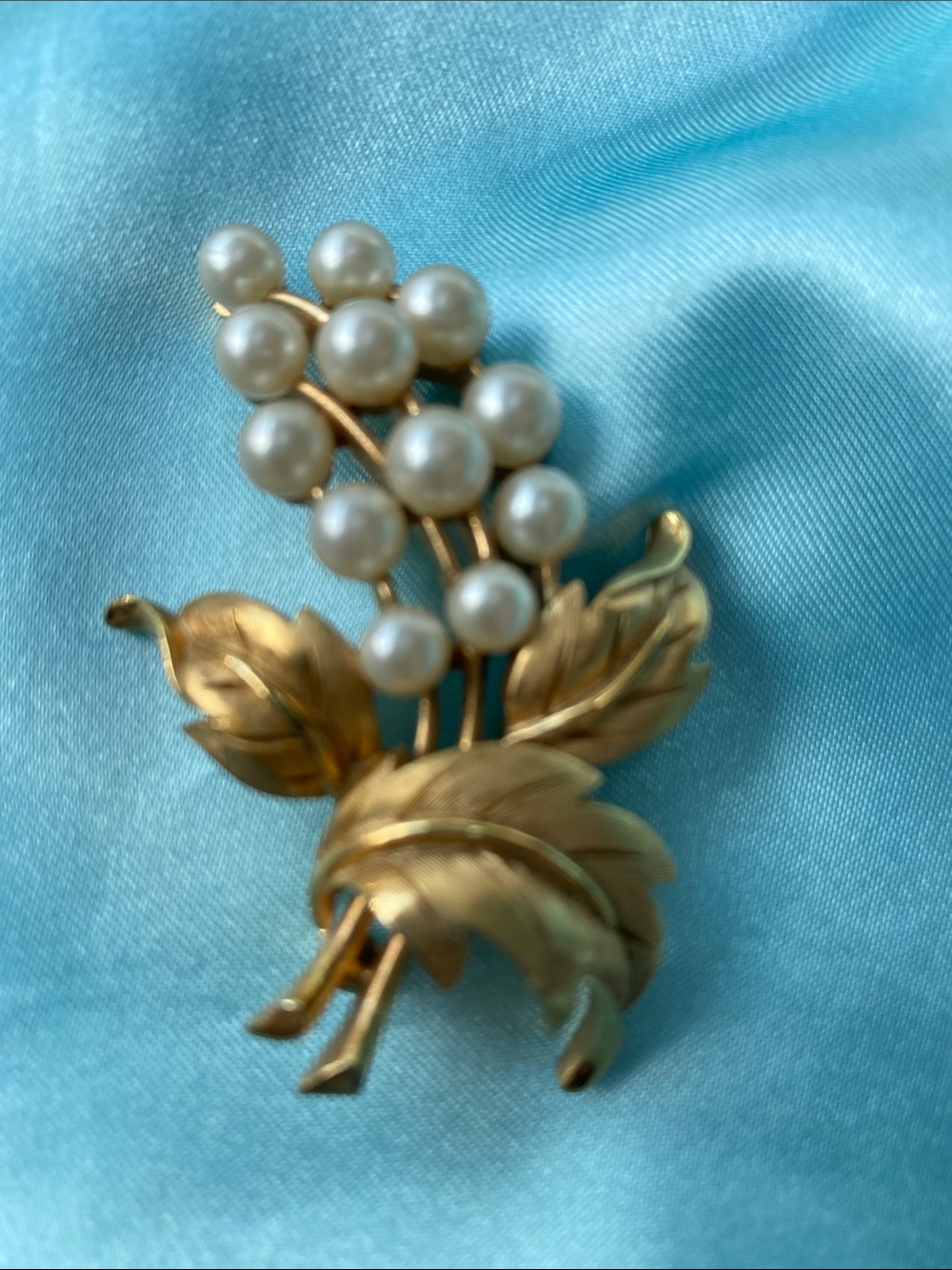 Signed Crown Trifari Faux Pearl Cluster Gold-Tone Leaf Brooch Pin - Picture 2 of 6